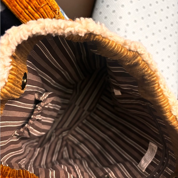 American Eagle Corduroy Shoulder Bag Missing 2 Buttons but has Magnetic Closure - Picture 8 of 8